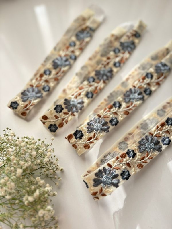 سوزن دوزی گل سورمه ای