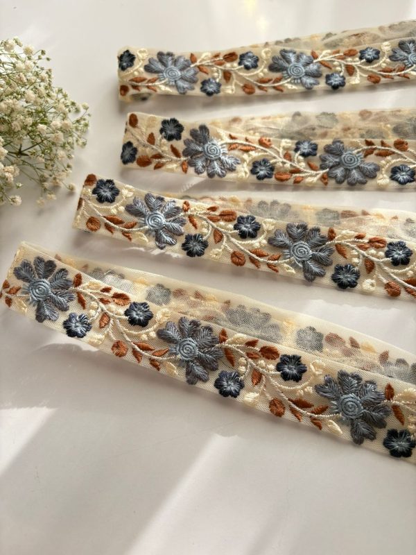 سوزن دوزی گل سورمه ای